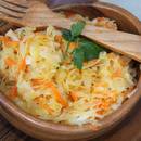 Jak przyrządzić zdrową sałatkę z kiszonej kapusty?