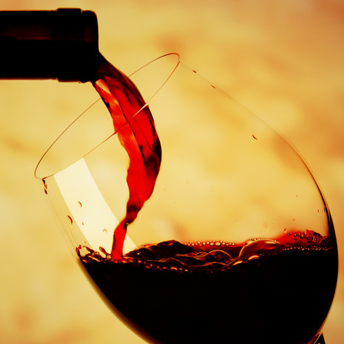 Jak otwierać wino bez użycia korkociągu?