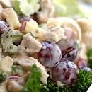 Smaczna sałatka z kurczakiem i winogronami