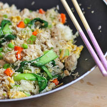 Smaczny ryż z pieczonymi warzywami