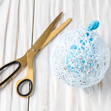 Bombka ozdabiana sznurkiem – jak ją zrobić?