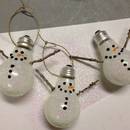 Ciekawy sposób na zrobienie bałwanka z żarówki