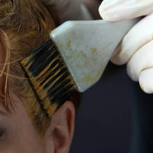 Jak szybciej zmyć szamponetkę z włosów?