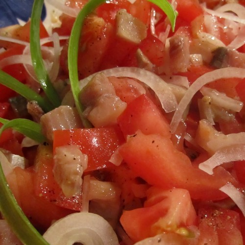 Smaczne śledzie z cebulą i pomidorami – jak je przyrządzić?