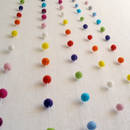 Jak zrobić ładny łańcuch z filcowych kulek?