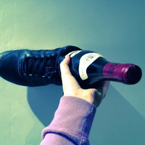 Jak wyjąć korek z butelki bez użycia korkociągu?