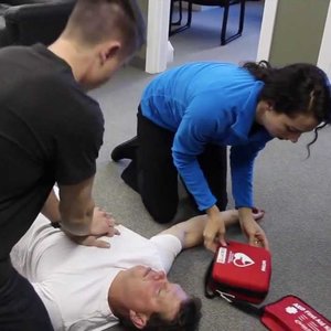 Jak używać defibrylatora?