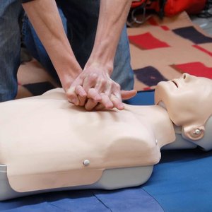 Jak wykonać masaż serca?