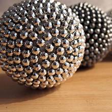 Ciekawa kula ze szkiełkami na zabawę sylwestrową