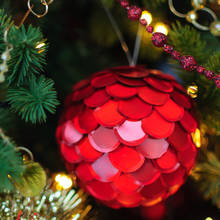 Jak wykonać bombki na choinkę ozdobione cekinami?