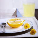 Jak wykonać zabawne łódki z cytrusowych skórek?