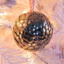 Jak wykorzystać pinezki do zrobienia bombki na choinkę?