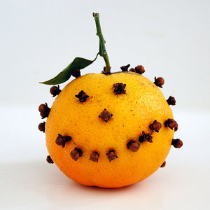 Ozdabianie pomarańczy goździkami – przykład trzeci