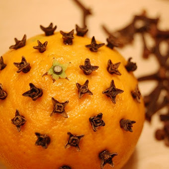 Jak ozdabiać pomarańcze goździkami?