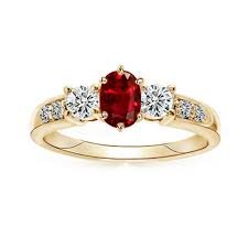 Pierścionek z rubinem