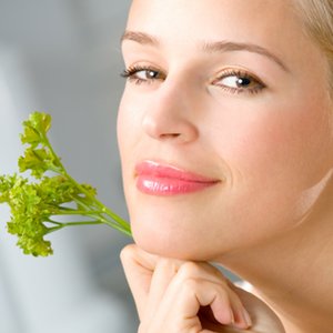 Uważaj na słońce, szczególnie troszcz się o skórę pod oczami