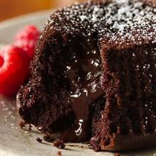 Zimowy przysmak – czekoladowy deser z winem i cynamonem