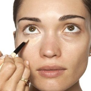 Jak zamaskować cienie pod oczami?
