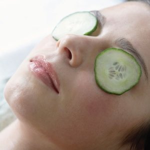 Jak pielęgnować okolice oczu?