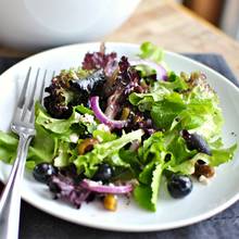 Ciekawe pomysły na wiosenne sałatki