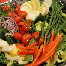 Smaczna sałatka wiosenna na Wielkanoc