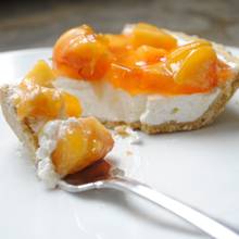 Smaczny sernik z brzoskwiniami