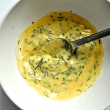 Jajka w sosie koperkowym – przygotowanie