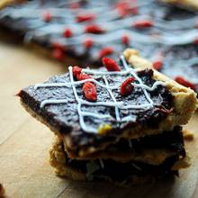 Słodki mazurek z polewą czekoladową