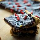 Słodki mazurek z polewą czekoladową