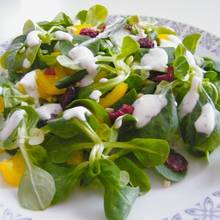 Przepis na wiosenną sałatkę z roszponki i fety