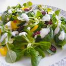 Przepis na wiosenną sałatkę z roszponki i fety