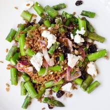 Jak przygotować sałatkę ze szparagów i czerwonej cebuli?