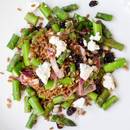 Jak przygotować sałatkę ze szparagów i czerwonej cebuli?