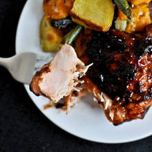 Eleganckie danie z grilla – łosoś z sosem tzatziki