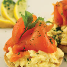 Wyjątkowy przysmak na Wielkanoc – jajka z łososiem