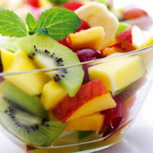 Soczysta sałatka owocowa z kokosem