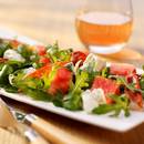 Wiosenna sałatka z serem feta i pomidorami