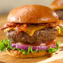 Smaczny cheeseburger prosto z grilla