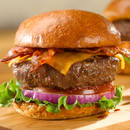 Smaczny cheeseburger prosto z grilla