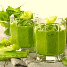 Zdrowy koktajl ogórkowo-szpinakowy
