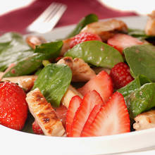 Fantazyjna sałatka z kurczakiem i truskawkami