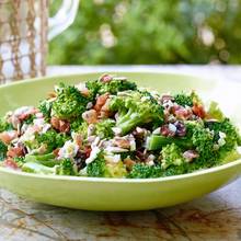 Zaskakująca sałatka z brokułami i rodzynkami