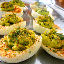 Egzotyczne jajka z nadzieniem z awokado