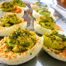 Egzotyczne jajka z nadzieniem z awokado