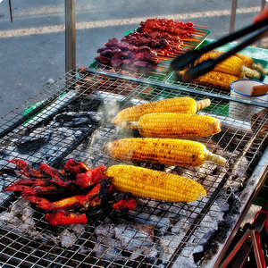 Kukurydza w mokrych liściach