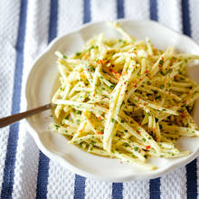 Wiosenna sałatka z selera i jabłka