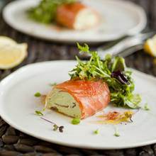 Zdrowe roladki z łososia ze szczypiorkiem