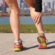 Jak radzić sobie ze skurczami łydek?