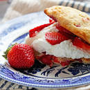 Pyszny deser z truskawek i biszkoptów