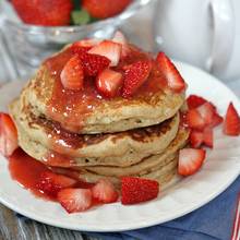 Doskonałe śniadanie – racuchy z truskawkami